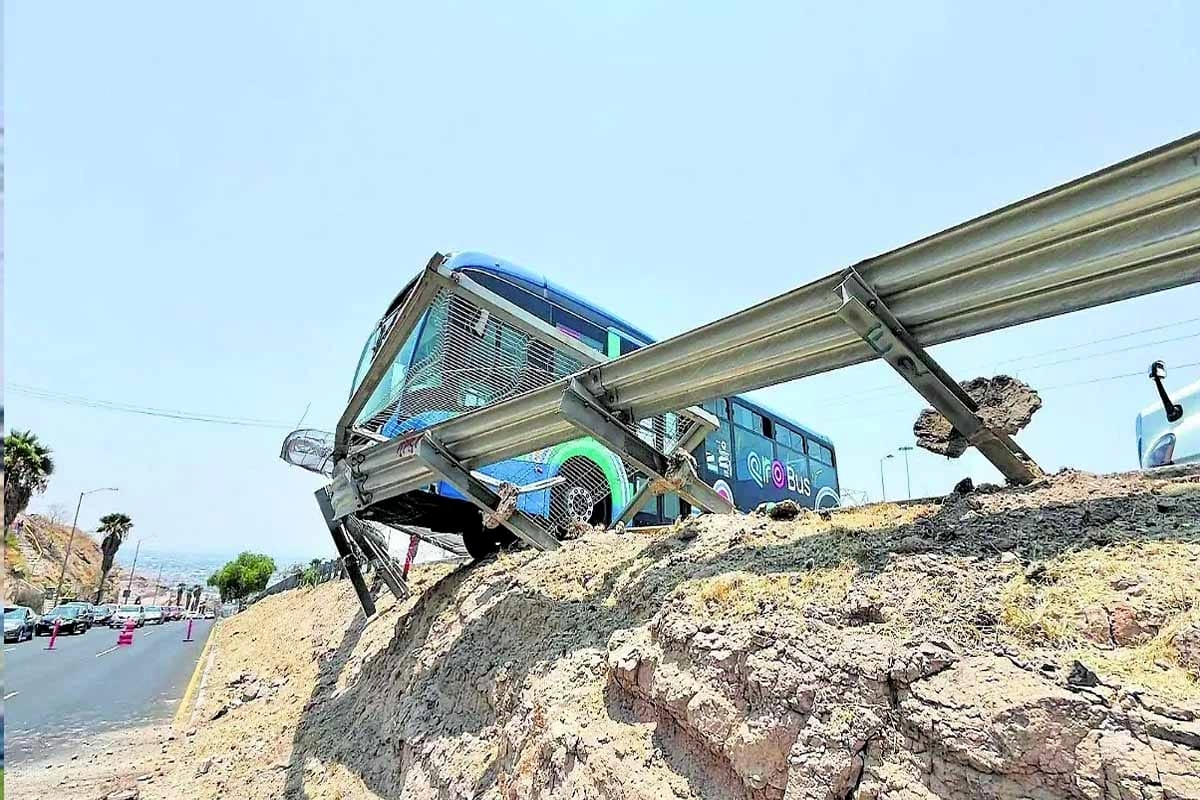 Unfall in Querétaro am Sonntag: Einem Qrobús-Fahrzeug gehen die Bremsen aus und ein junger Mann kommt ums Leben, nachdem er bei mehreren Vorfällen überfahren wurde.