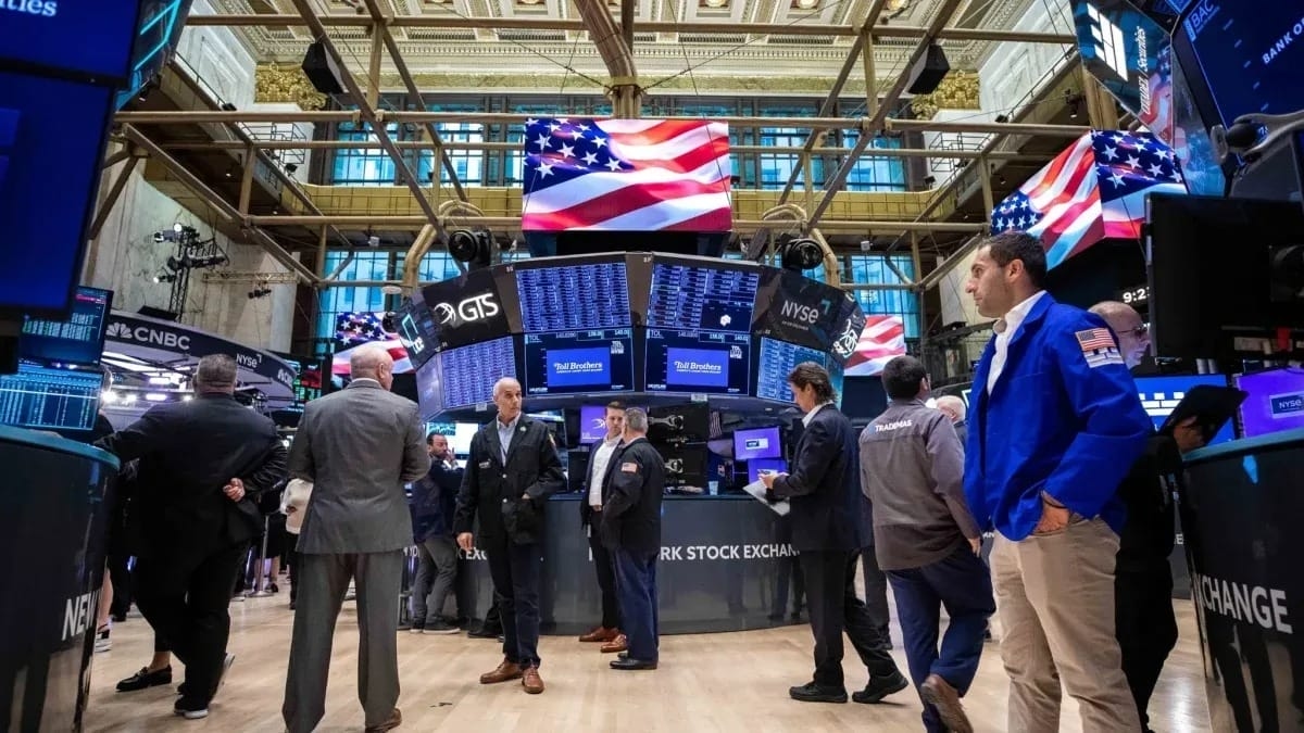 Mercados Cautelosos: Wall Street Abre a la Baja Tras Rally Histórico; Peso Mexicano se Mantiene Firme