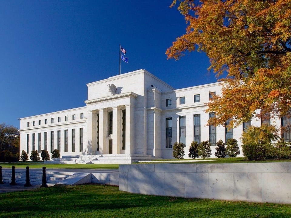 La Fed se planta: Tasas sin cambios en medio de tormenta global