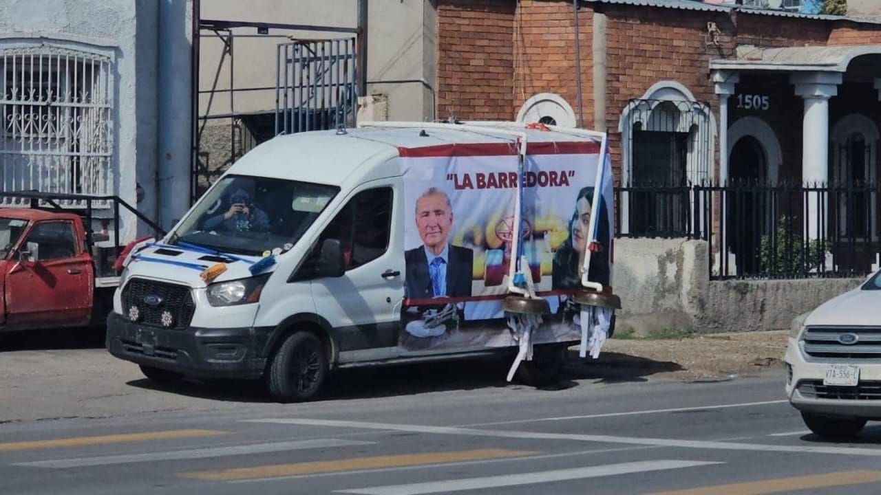 During Andrea Chávez's report: "La Barredora", a criminal group, appears