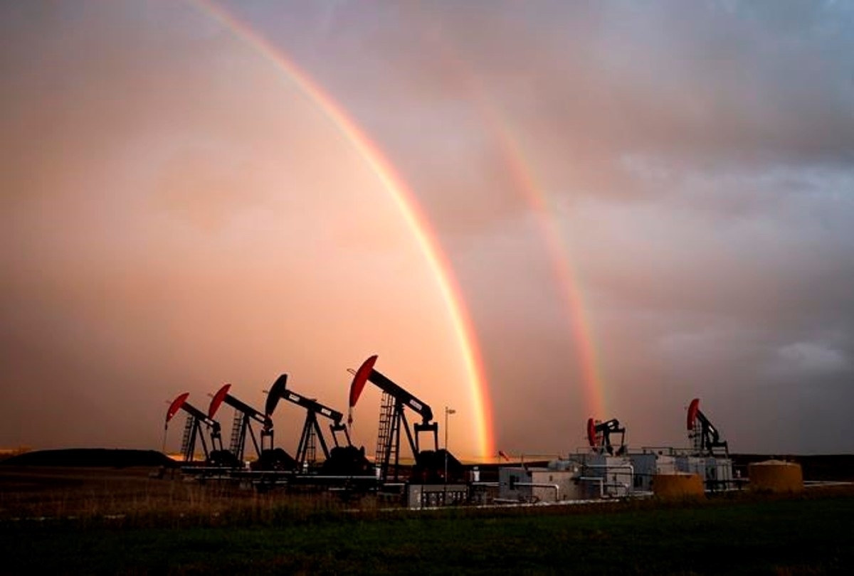 Crude Climbs on US Jobs Report, China Talks, Posts Weekly Gain
