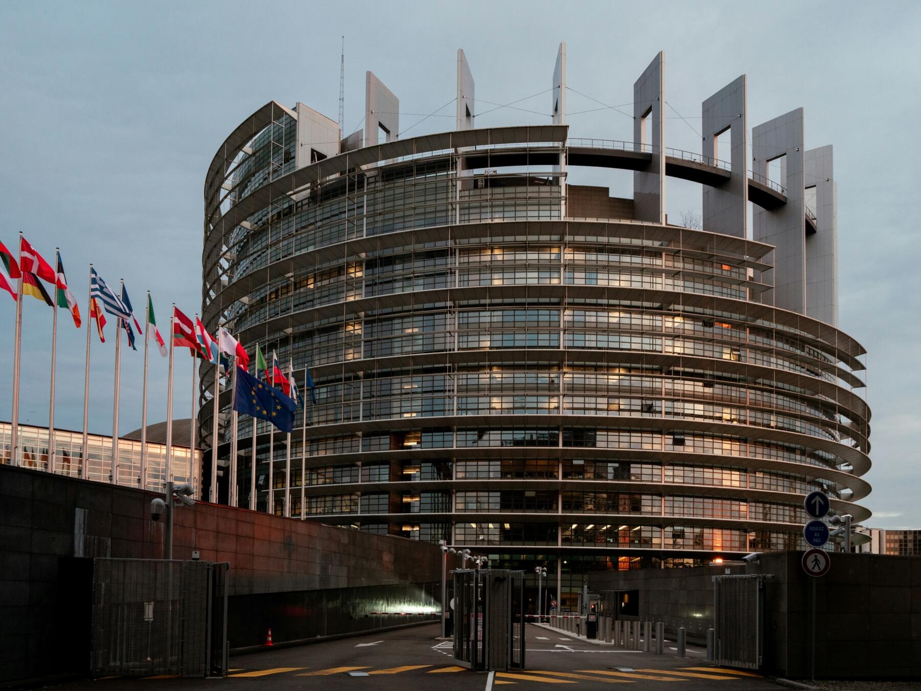 Parlamento Europeu adota novas regras para reduzir o desperdício têxtil e alimentar