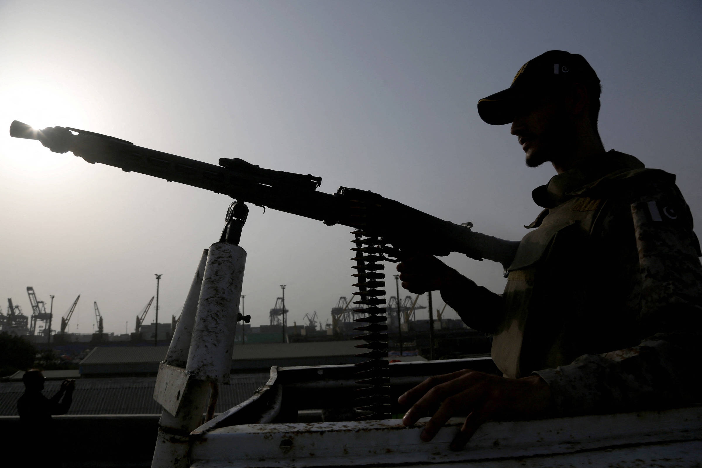 India and Pakistan escalate attacks, move closer to war