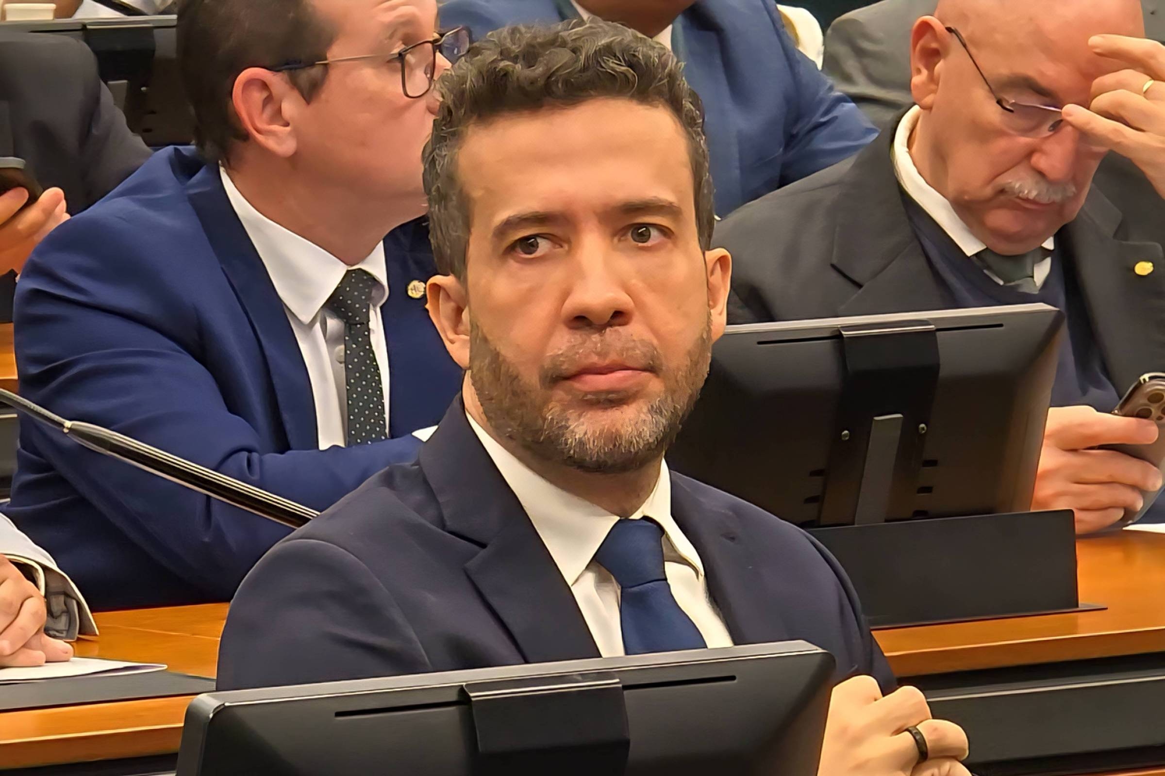 Janones desiste de recorrer após Câmara ameaçar elevar suspensão do mandato