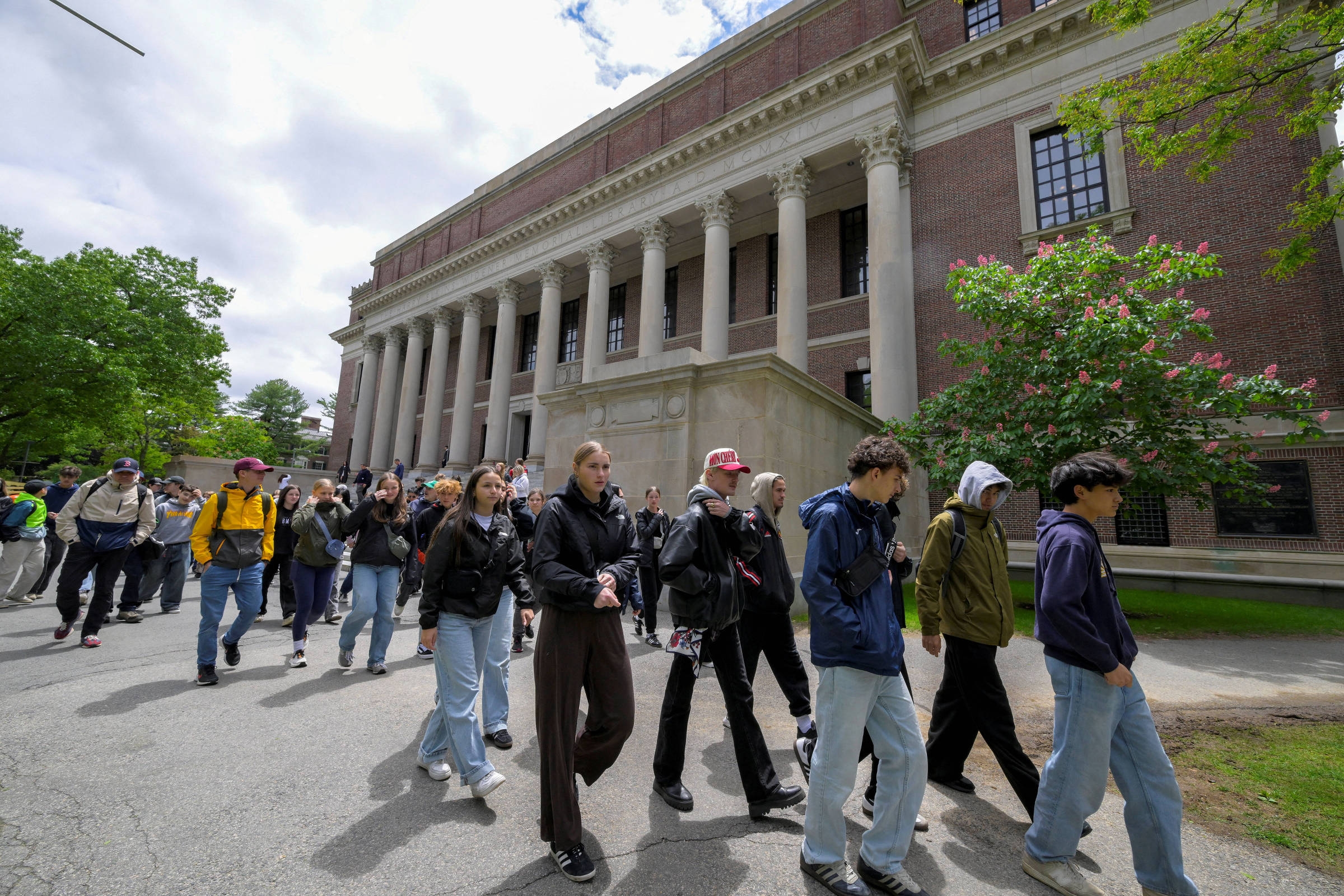 Juíza revoga cortes de Trump contra Harvard e proíbe novos bloqueios de verbas