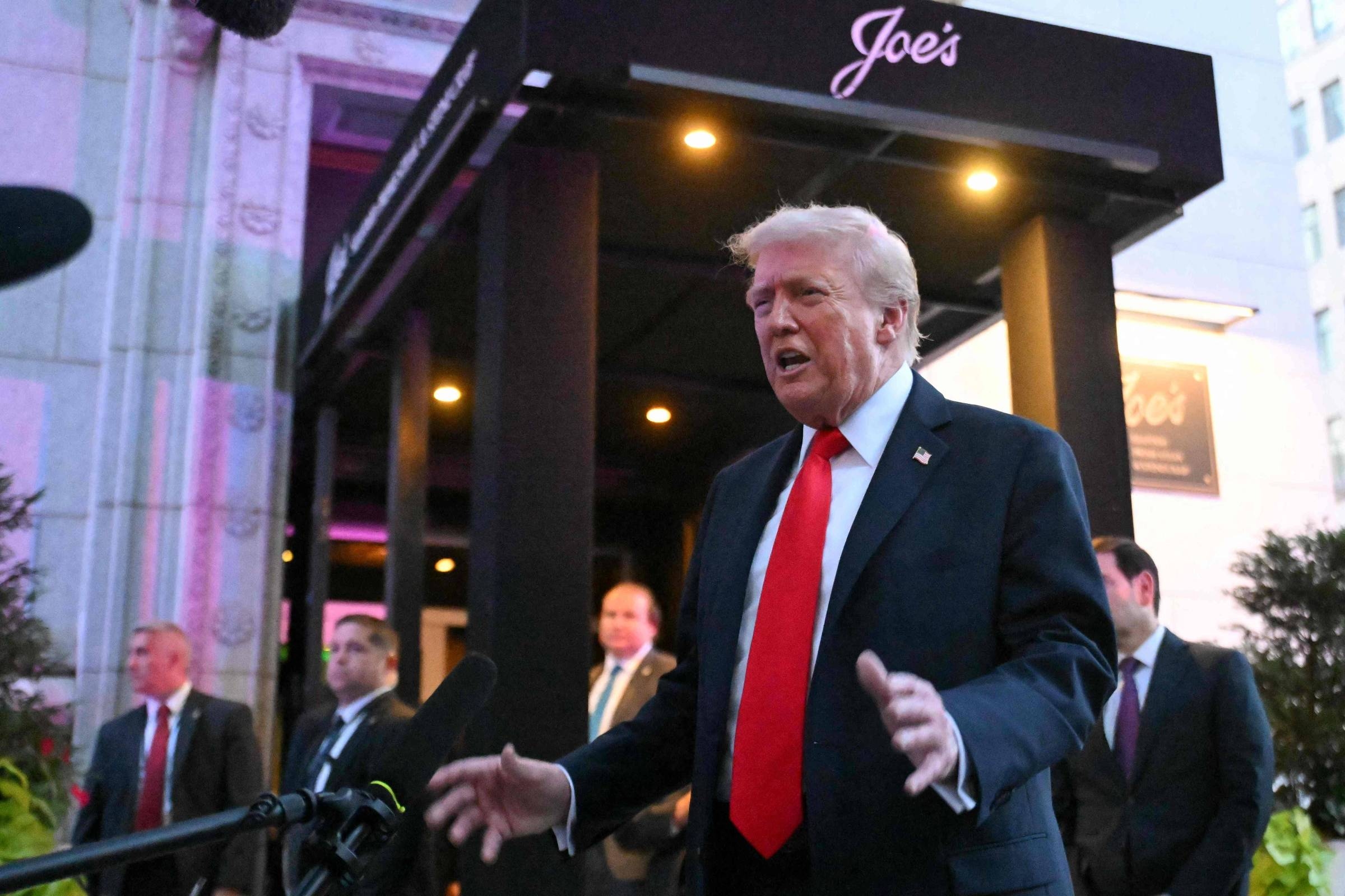Juiz dos EUA bloqueia demissão de diretora do Fed por Trump