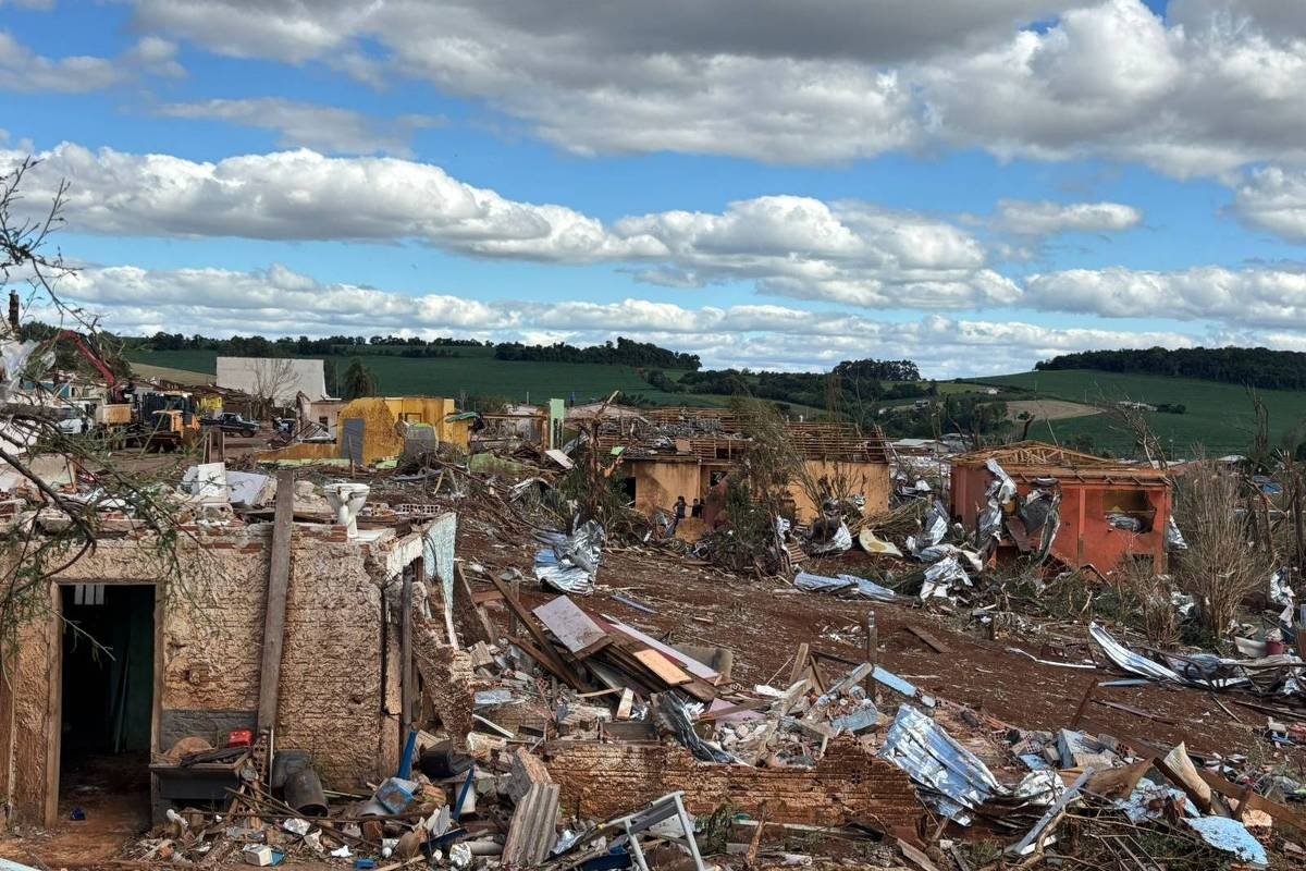 Kasırganın vurduğu Paraná şehrinde yaşayan bir kişi, "Bu birkaç saniyelik bir olaydı" diyor.