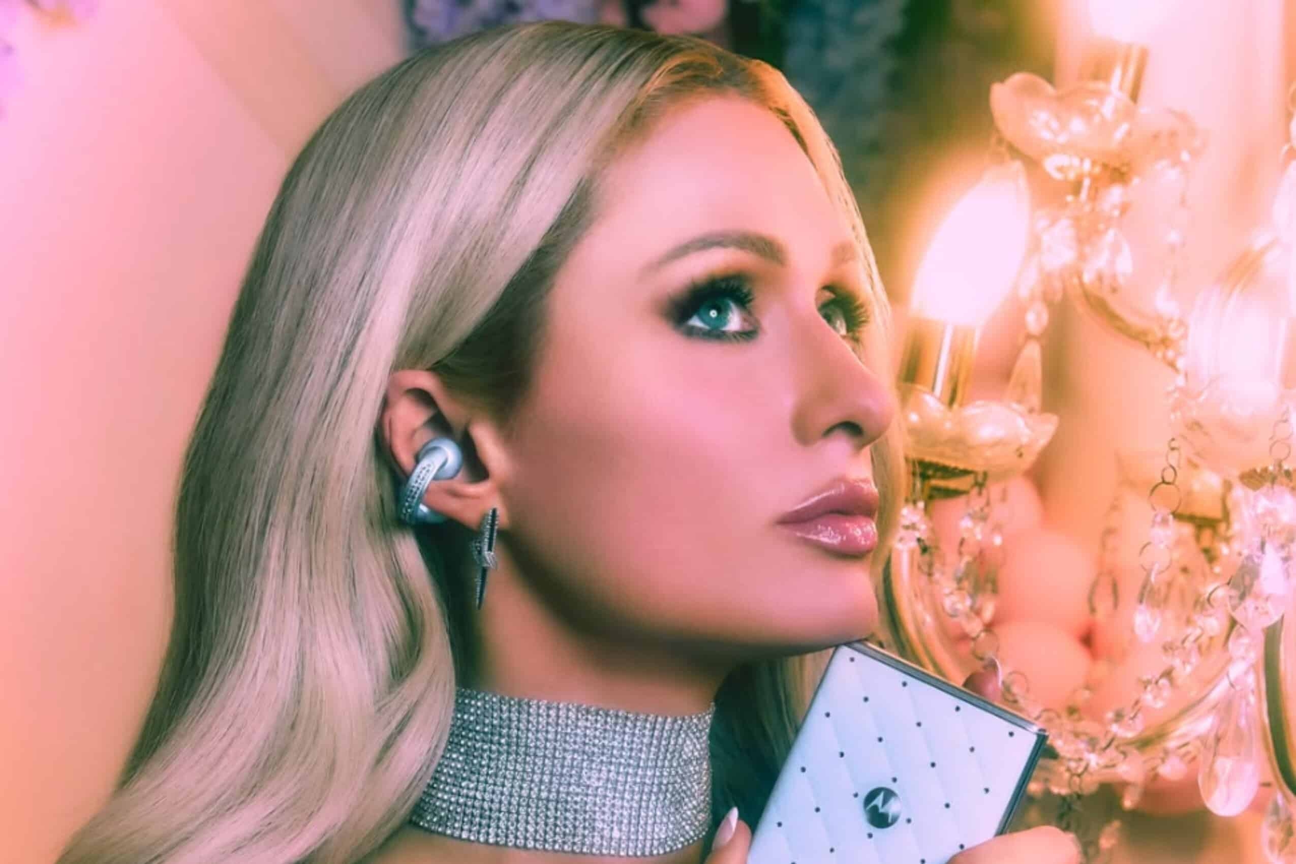 Paris Hilton, "Yaşayan Anne" Dönemine Ekstra Işıltı Katıyor
