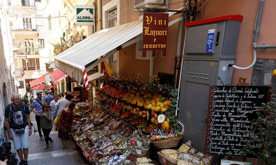 Moradores de Taormina reivindicam o direito de dormir. O prefeito ordenou que o lixo seja recolhido apenas à noite.