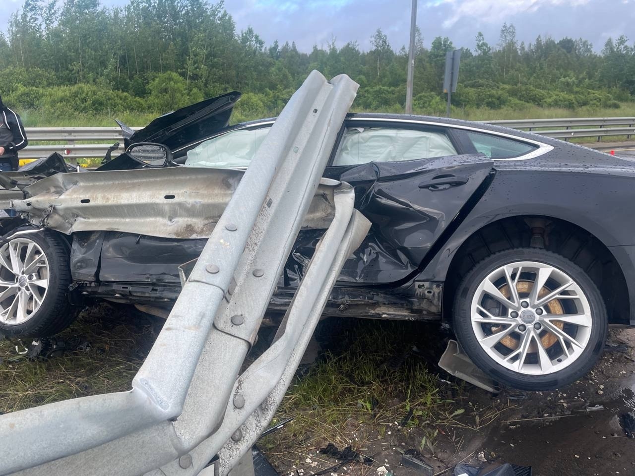 On the M-11, an Audi with two children rammed a metal fence