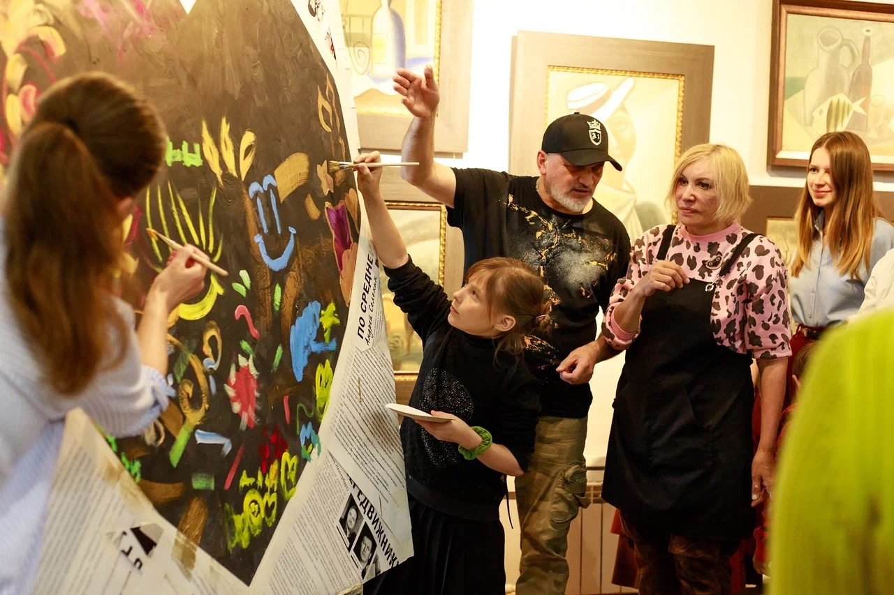 On the White Night of Art, Novgorodians presented the Dialogue Center with a bright heart