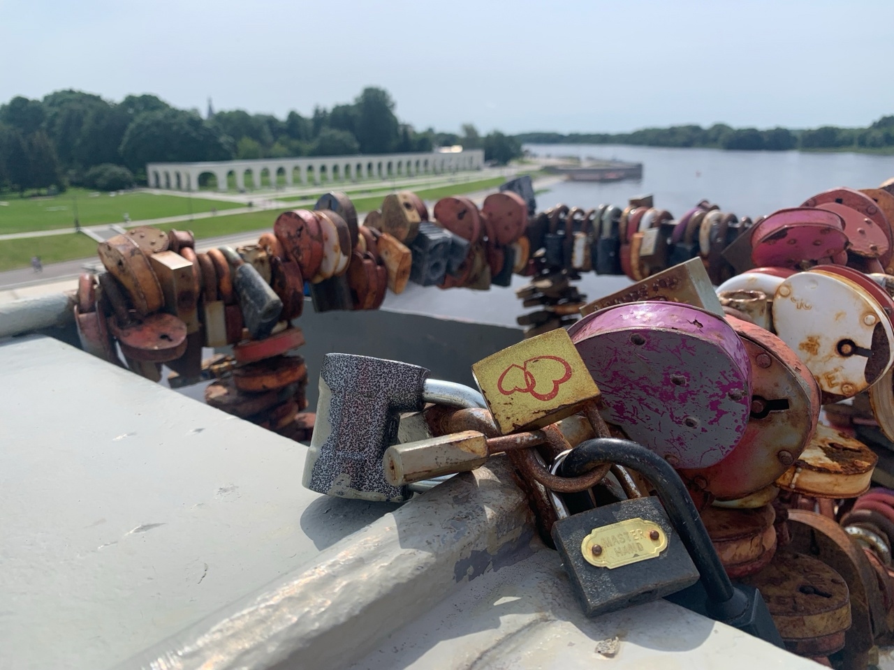 Fashion passes, but a rusty residue remains: let's talk about the fate of wedding locks
