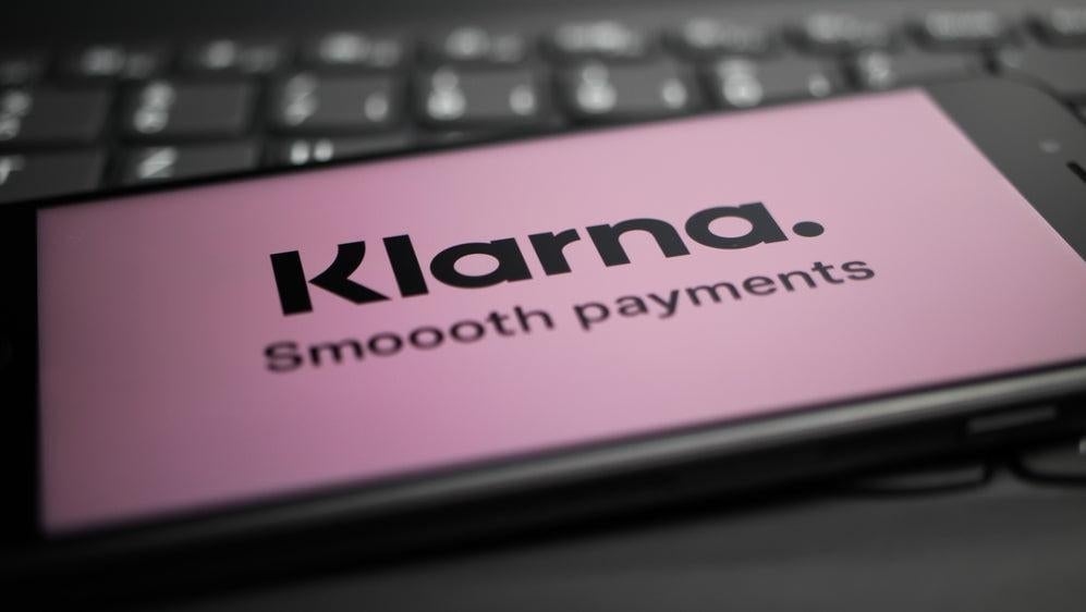 Klarna réembauche des humains après avoir misé sur l'IA