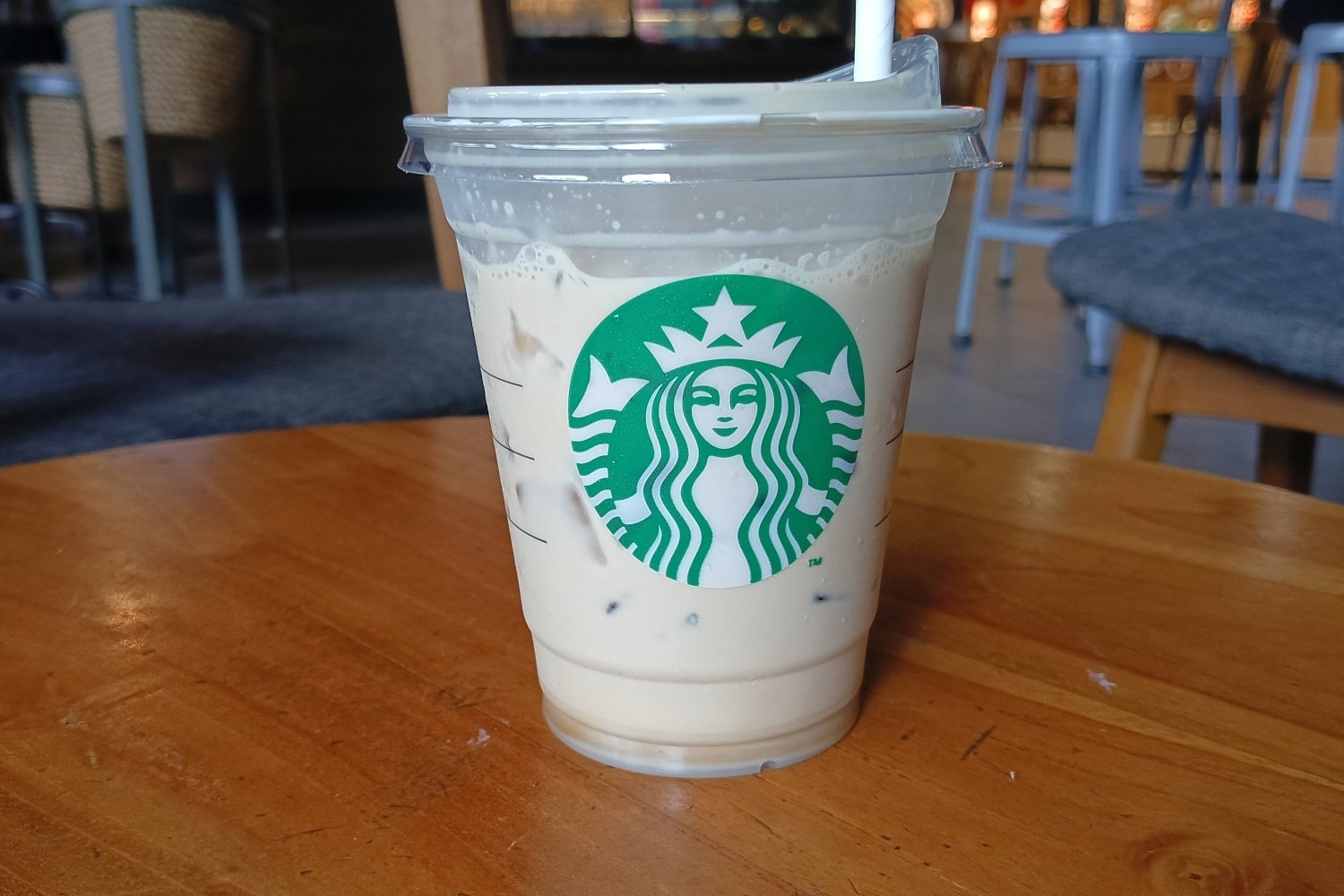 Starbucks supprime discrètement les gobelets en plastique dans 580 magasins. Voici pourquoi.