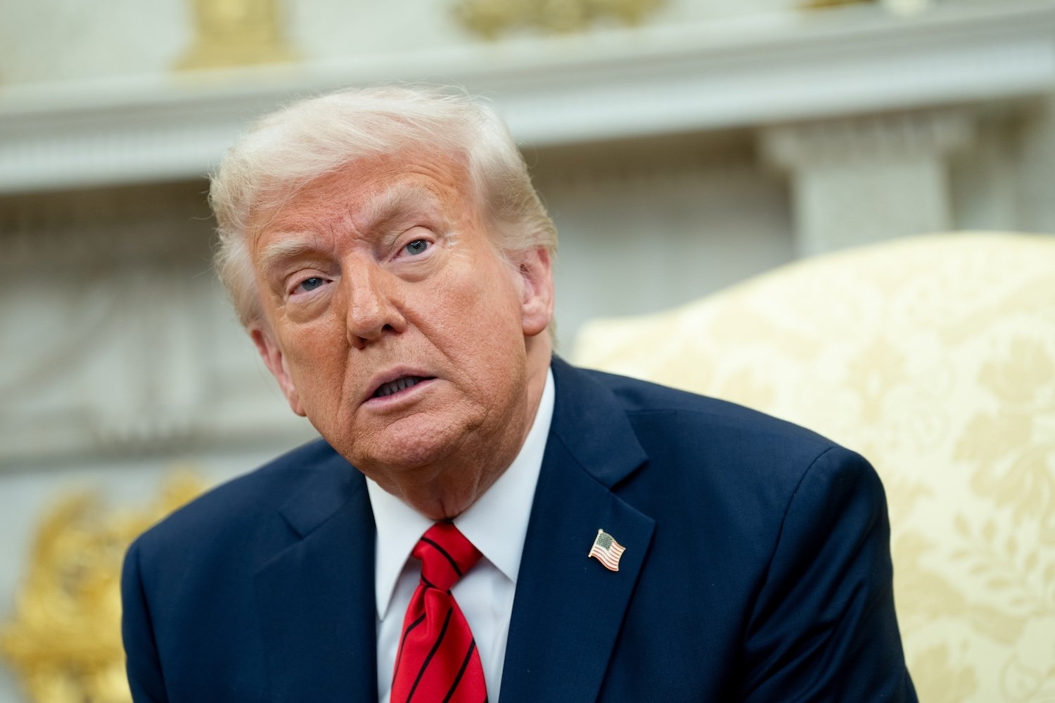 Trump firma un ordine esecutivo improbabile che, a suo dire, taglierà i prezzi dei farmaci