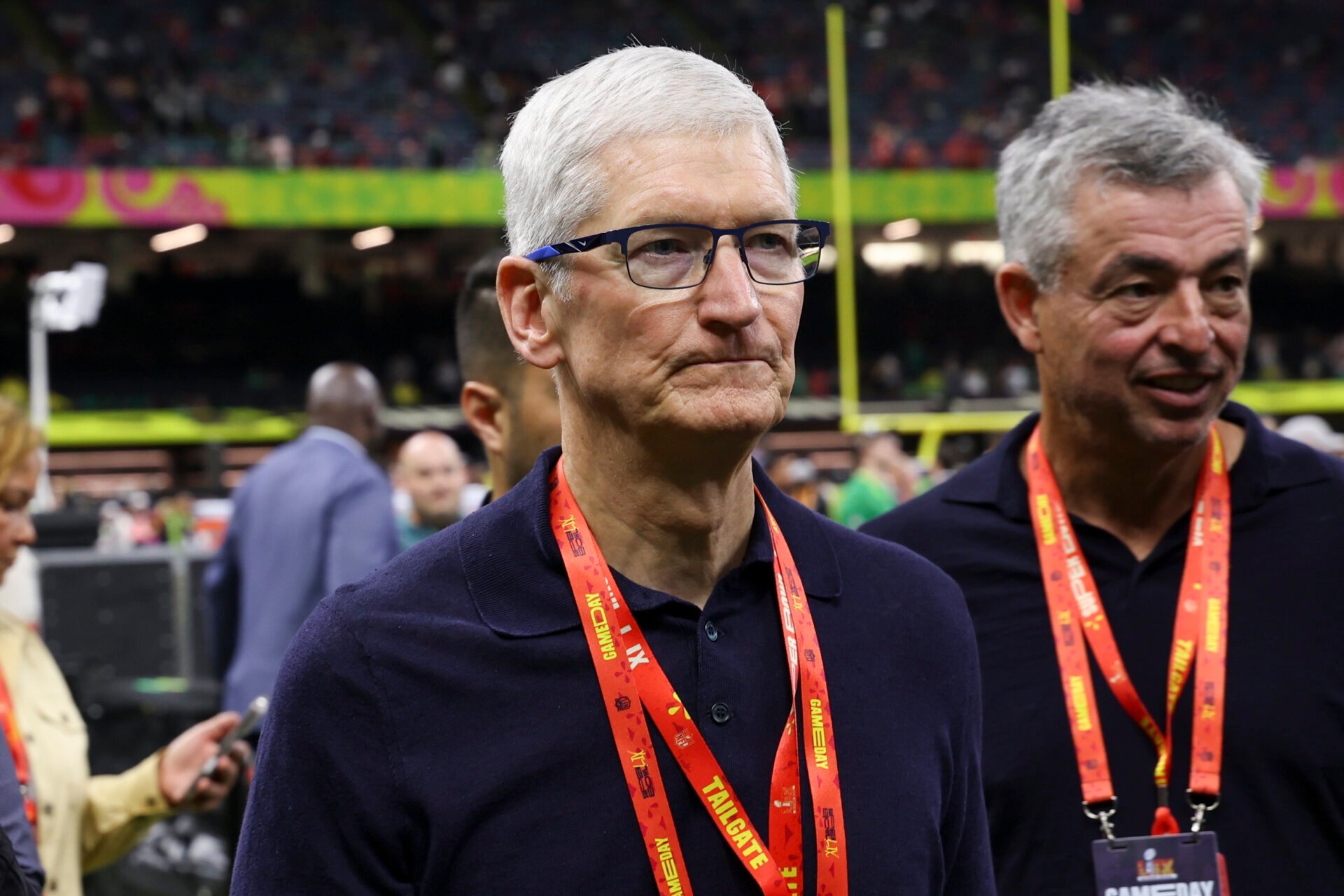 Apple’s Stock Price Falls After Exec Says It Is Considering Injecting Safari With AI