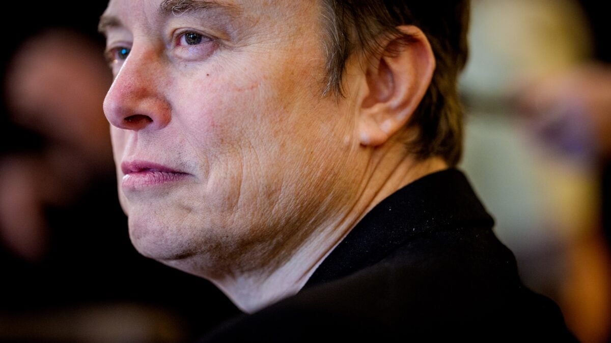 Elon Musk promueve la idea de que las mujeres son "antiblancas" porque son "débiles"