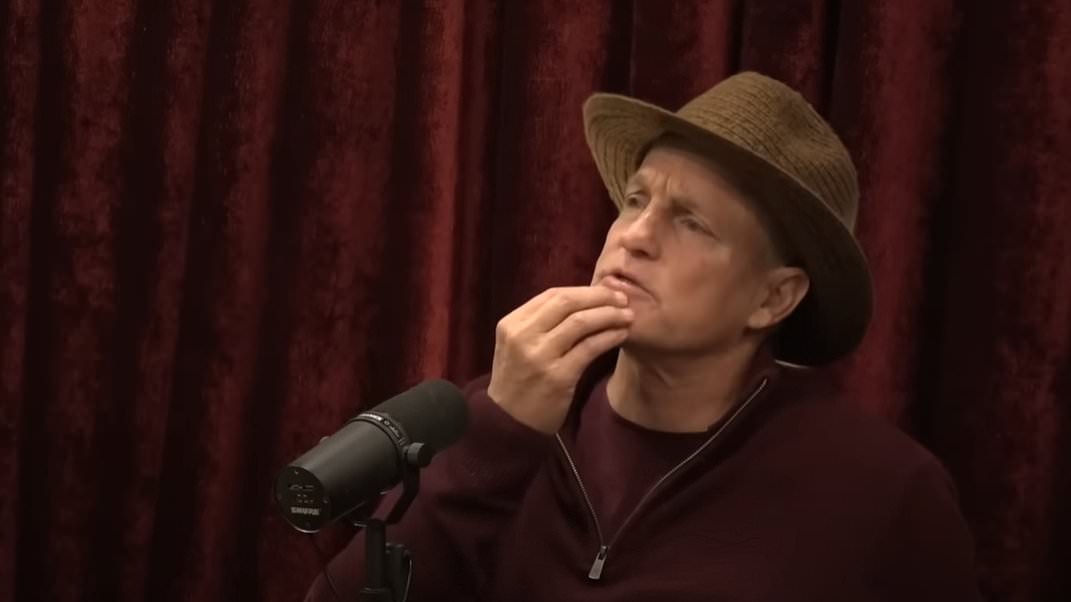 Joe Rogan laat Woody Harrelson verbijsterd achter na bewering dat RFK Jr. 'levensveranderende vaccinatieschade' opliep