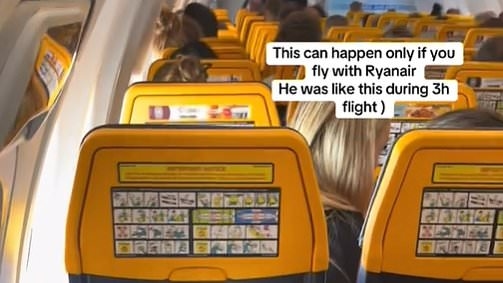 Ryanair uçağında bir uçak yolcusunun uyumak için başvurduğu komik yöntem - Siz de dener misiniz?