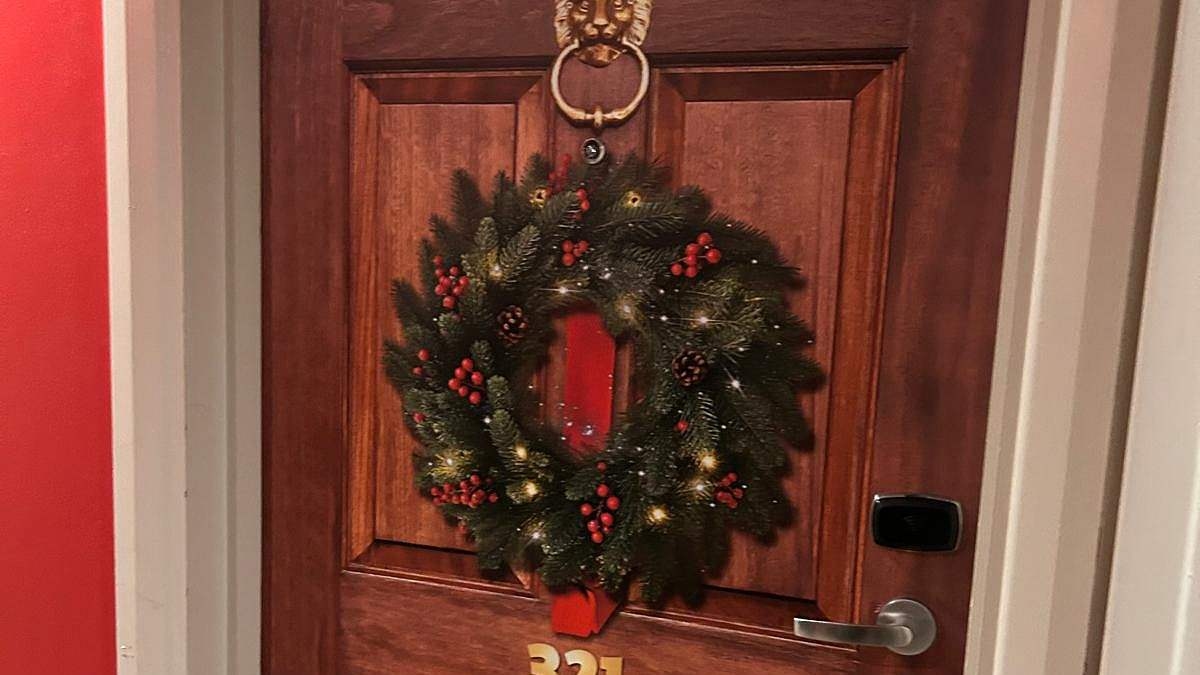 Dentro do novo quarto de hotel do parque temático do Reino Unido, onde é Natal o ano todo