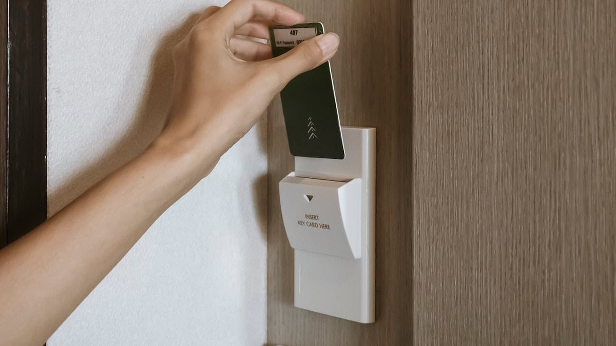 Urlauber verrät genialen Trick, um Hotellichter ohne Schlüsselkarte einzuschalten – und die Leute sind schockiert, wie einfach das ist