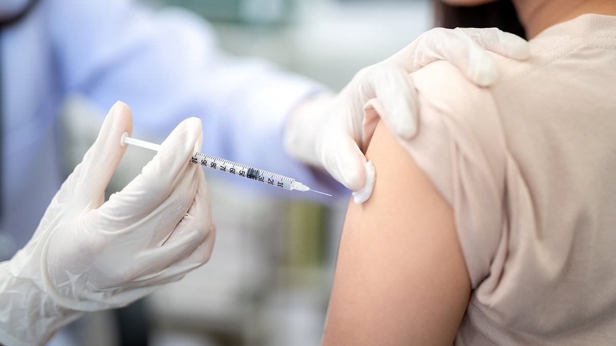 Alerta de infecção grave, com número recorde de funcionários do NHS rejeitando a vacina contra a gripe - adesão cai de quase 80% para 37% em quatro anos