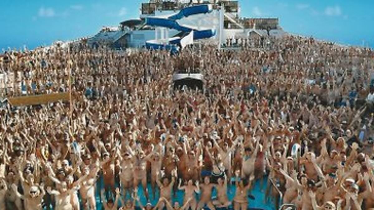 L'uomo che ha partecipato a una crociera nudista con 2.000 persone rivela la regola d'oro che "tutti sapevano" di dover seguire