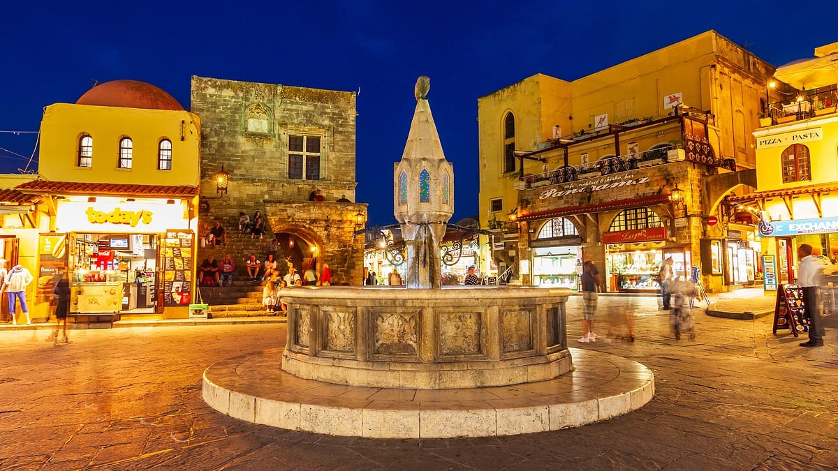 Una famosa località turistica greca è stata etichettata come "la fregatura definitiva" per le bevande