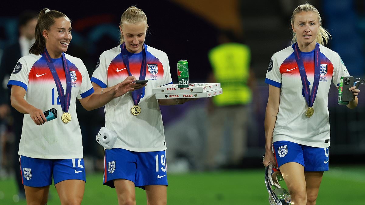 Dentro de la fiesta que duró toda la noche de las Leonas después de ganar la Eurocopa Femenina: pizzas en el campo, la estrella del Chelsea Reece James celebrando con su hermana Lauren, cantando en el túnel y el homenaje de Ella Toone a su difunto padre.