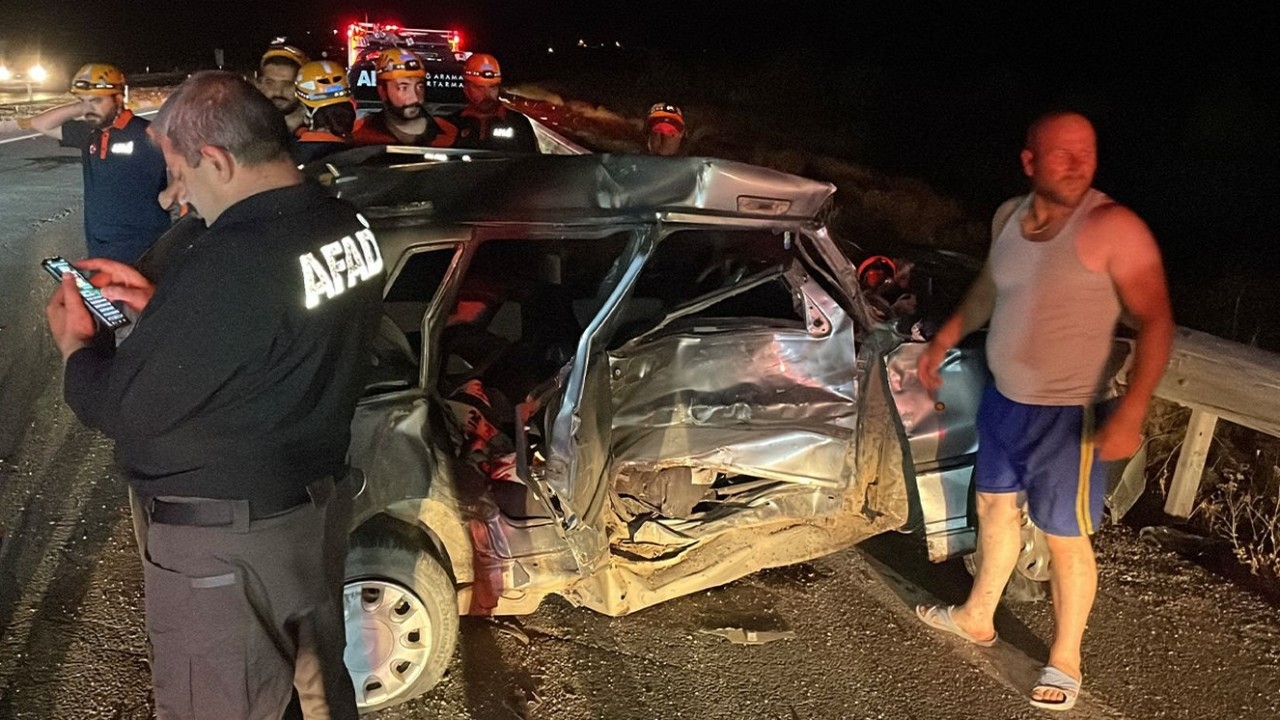Tır traktöre çarptı, kamyonet otomobille çarpıştı: 2’si ağır 4 yaralı