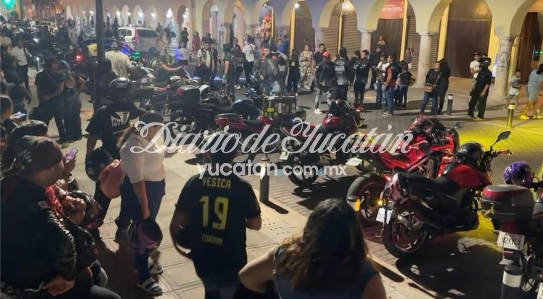 Motosikletliler Mérida'daki Plaza Grande'de geziyor: Ángel ve Fabiola için adalet istiyorlar.