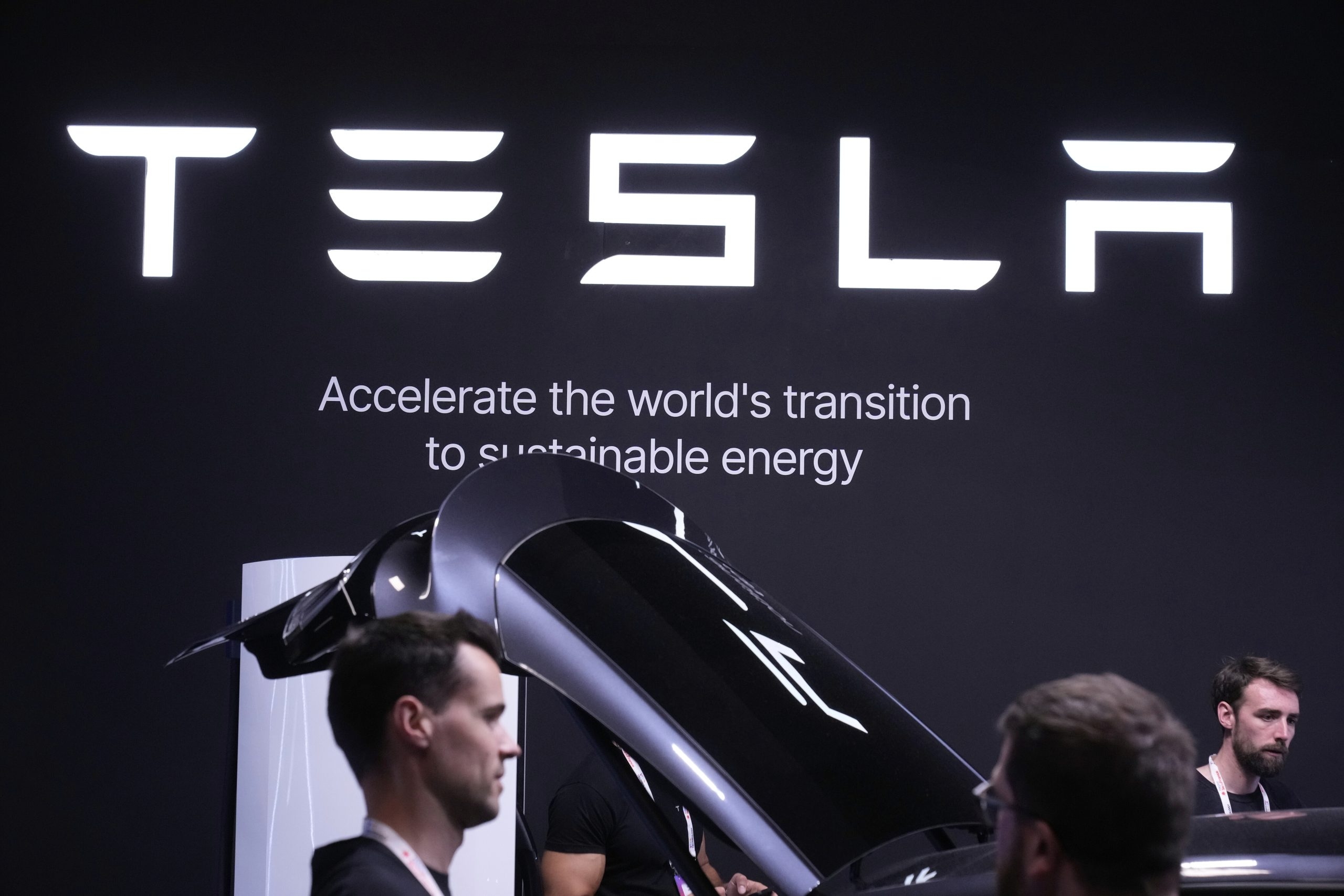 Le azioni Tesla crollano del 7% dopo la nuova disputa tra Musk e Trump