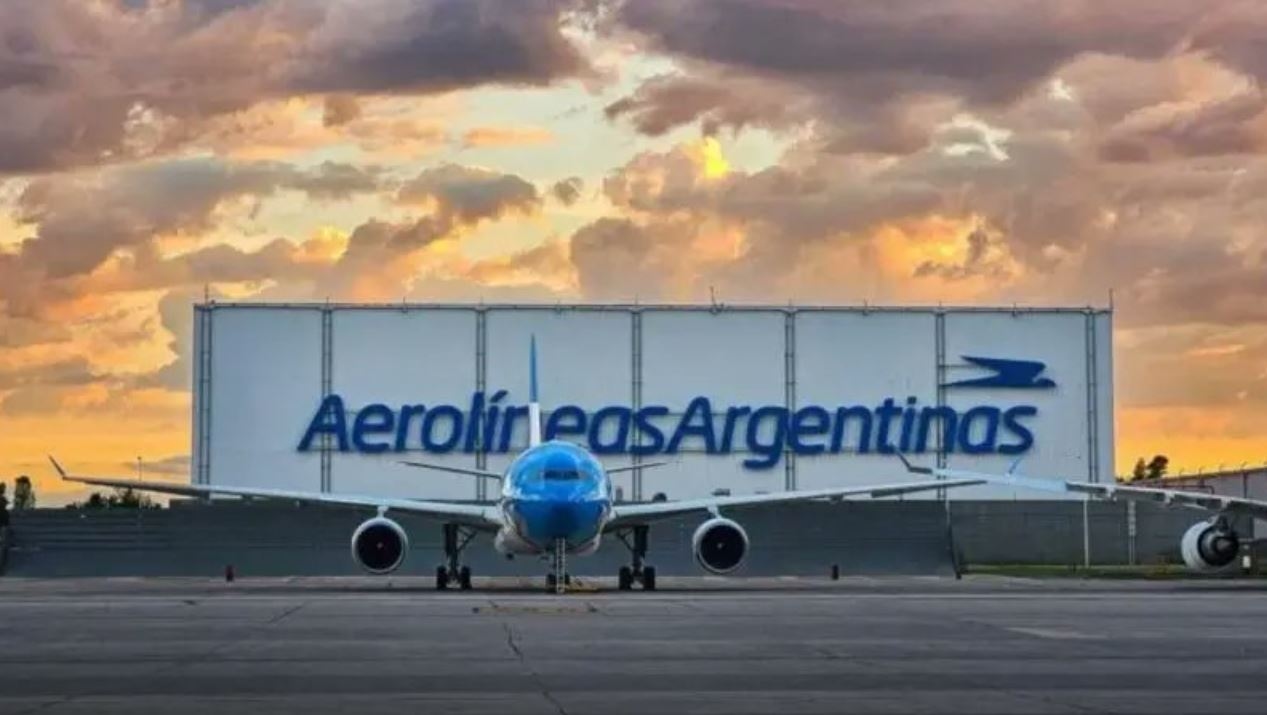 Protestos de controladores de tráfego aéreo continuam na Argentina; voos são cancelados e atrasados.