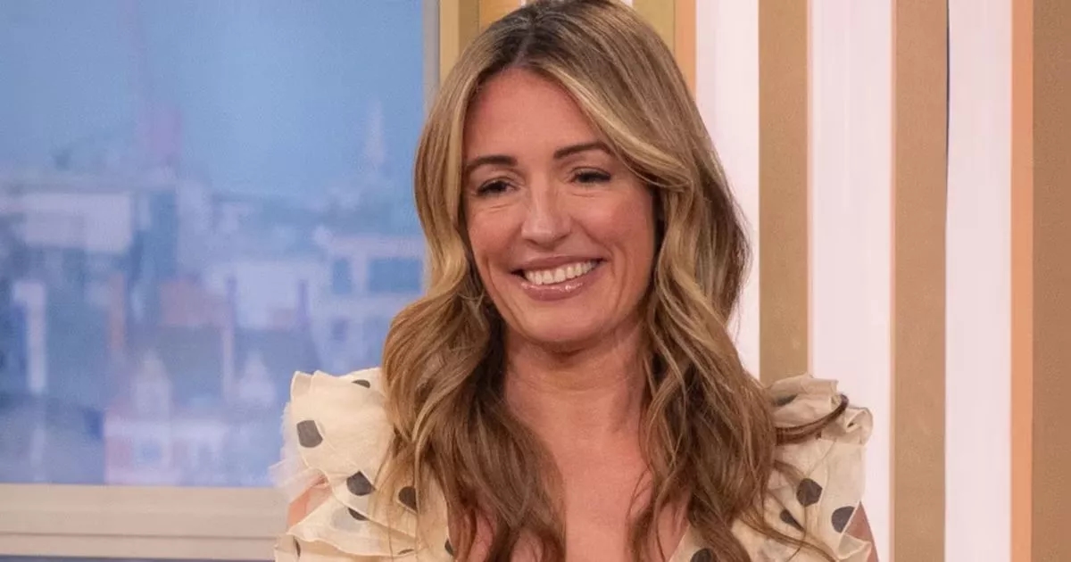 El traje de lino amarillo mantequilla de Cat Deeley de This Morning es una prenda imprescindible para el trabajo en verano.