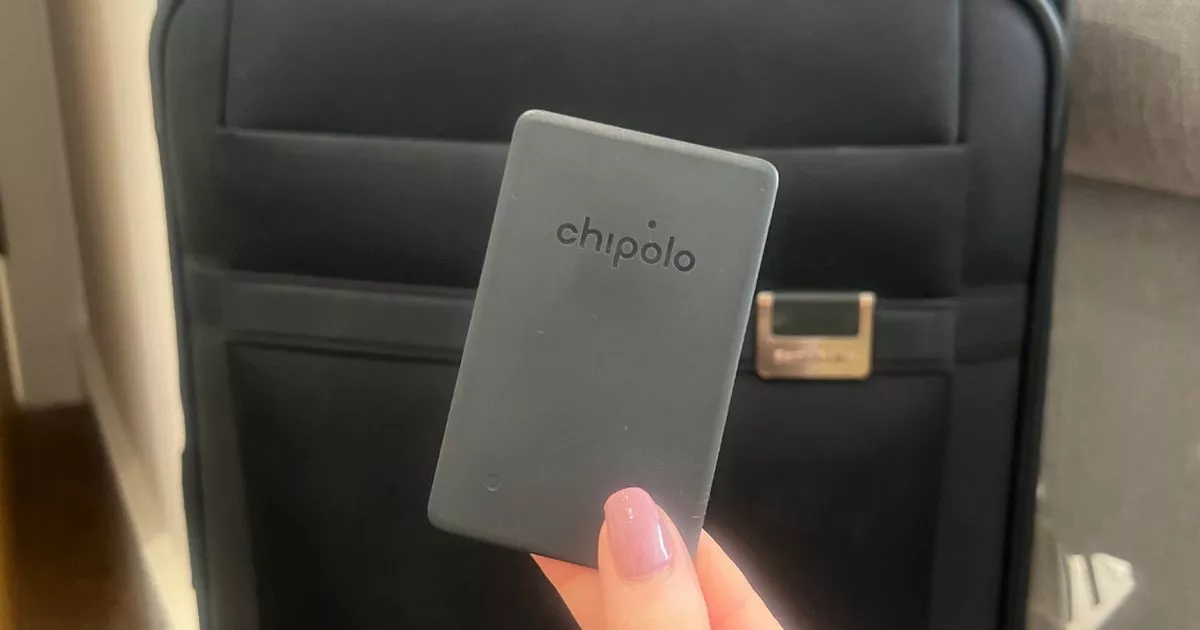 'Usé una tarjeta Chipolo para rastrear mi equipaje como una alternativa más económica al Apple AirTag'