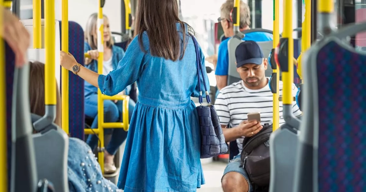 Usługi autobusowe w „cyklu spadku” po latach niepowodzeń, ostrzega organ nadzorujący