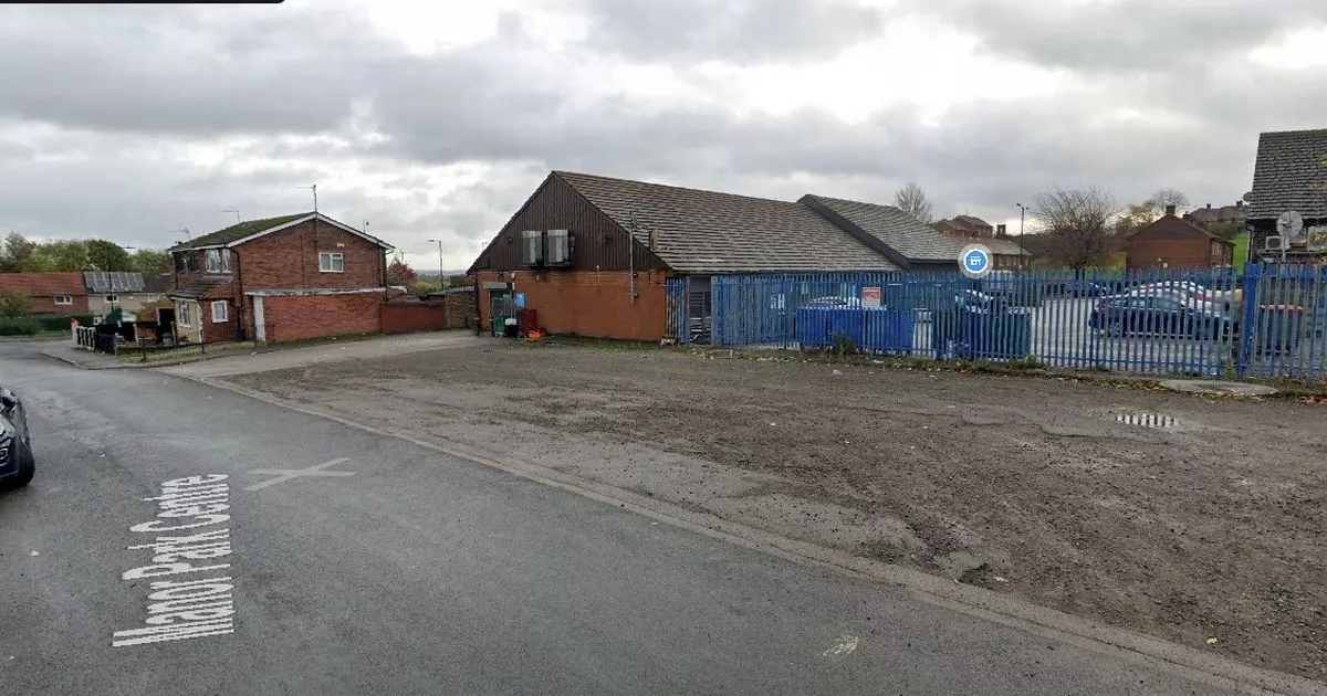 Incendio industriale a Sheffield: i residenti sono invitati a tenere finestre e porte chiuse mentre le squadre combattono un enorme incendio