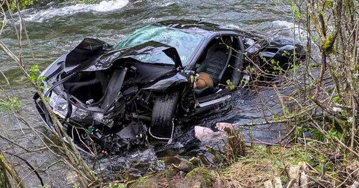 Una coppia britannica muore dopo che una Ferrari di grossa cilindrata si schianta su un'autostrada di montagna nel fiume