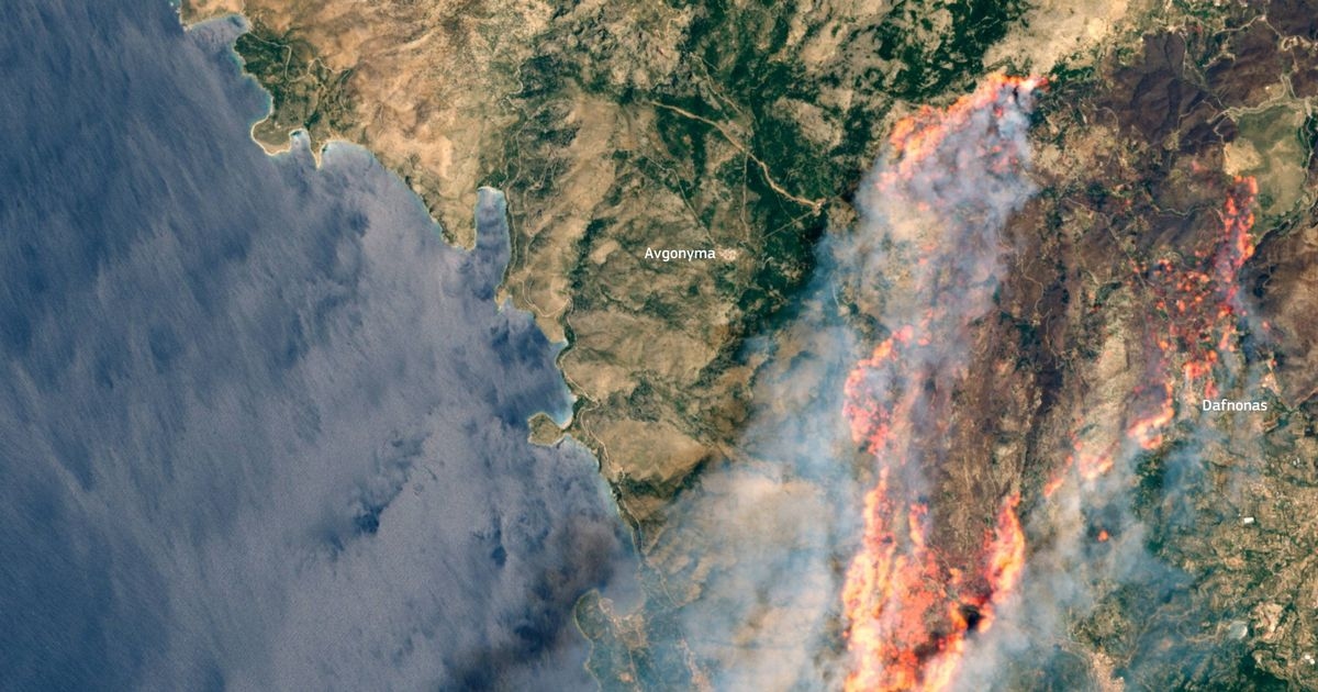 Imagem de satélite mostra incêndios florestais devastando ilha de férias enquanto turistas são evacuados