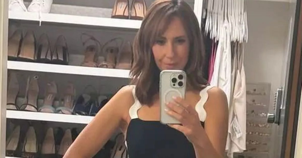 Alex Jones sorprende en The One Show con un vestido midi de ilusión estilizadora de estilo urbano.