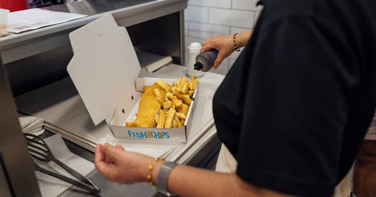 Un americano visita una famosa città costiera del Regno Unito per provare il fish and chips, ma gli inglesi notano un "problema"