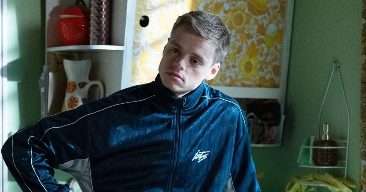 Spoilers de EastEnders: La guerra de ofertas de Queen Vic y el regreso de Oscar y Julie a la plaza