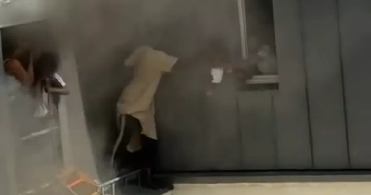 Increíble momento en que un cuidador heroico salva a cuatro bebés de un incendio en un apartamento en París.