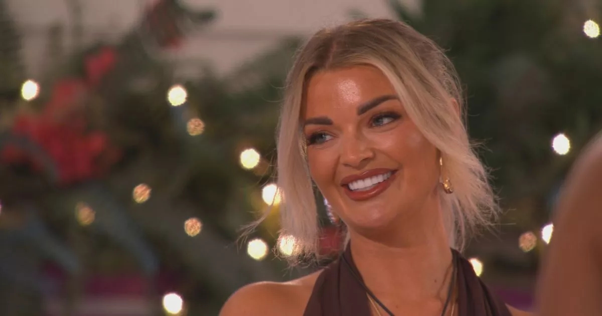 Gli spettatori di Love Island elogiano l'"intervento" di Maya Jama mentre fa un commento tagliente a Helena