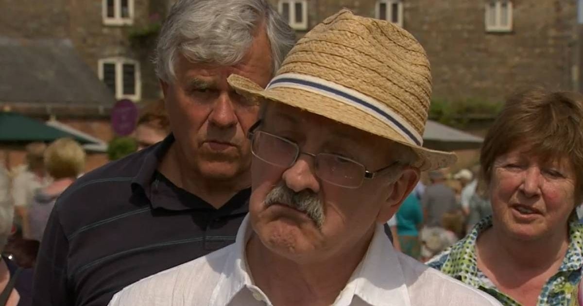 Un invitado de BBC Antiques Roadshow hace muecas al ver que el objeto "aterrador" de su abuelo vale una pequeña fortuna
