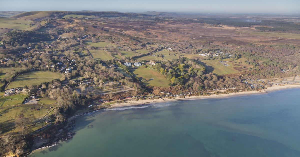 Una hermosa playa del Reino Unido con aguas cristalinas desata una brutal advertencia de £100
