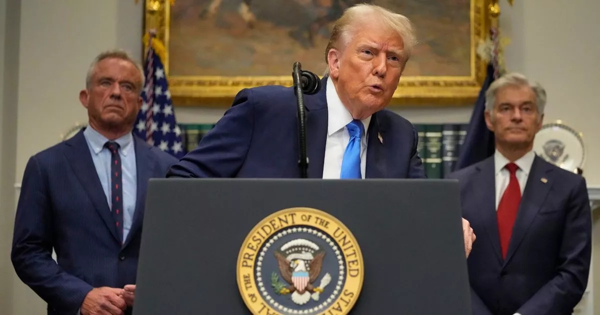 МАЙКИ СМИТ: 14 безумных моментов Дональда Трампа на его всё более странной пресс-конференции, посвящённой аутизму
