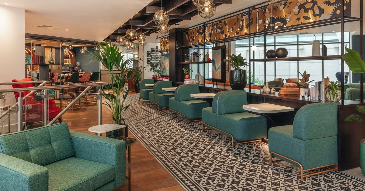 'Kendi pub'ı olan yeni Londra otelinde kaldım - odadaki gizli detay beni hayrete düşürdü'