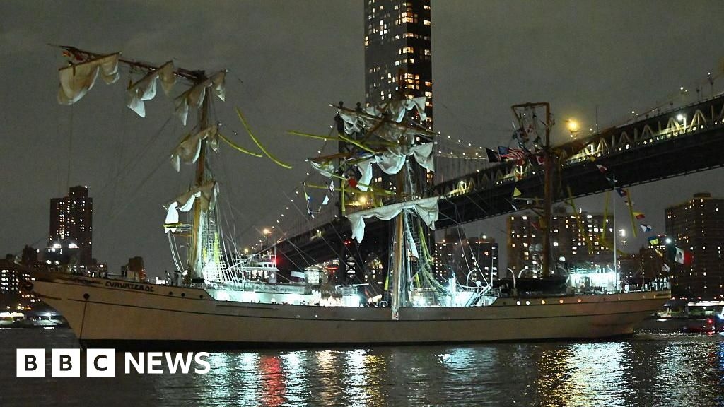 Navio da Marinha Mexicana colide com a Ponte do Brooklyn, em Nova York