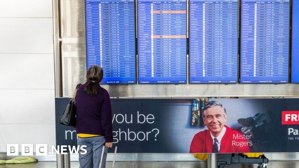 O secretário de transportes alerta que a paralisação dos voos nos EUA pode reduzir o número de voos a "quase zero".